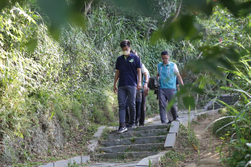 ▲民進黨新竹縣長候選人周江杰走訪鳳崎落日有感 ，呼籲新竹縣不要變成「納骨塔縣」。（圖/周江杰團隊提供）