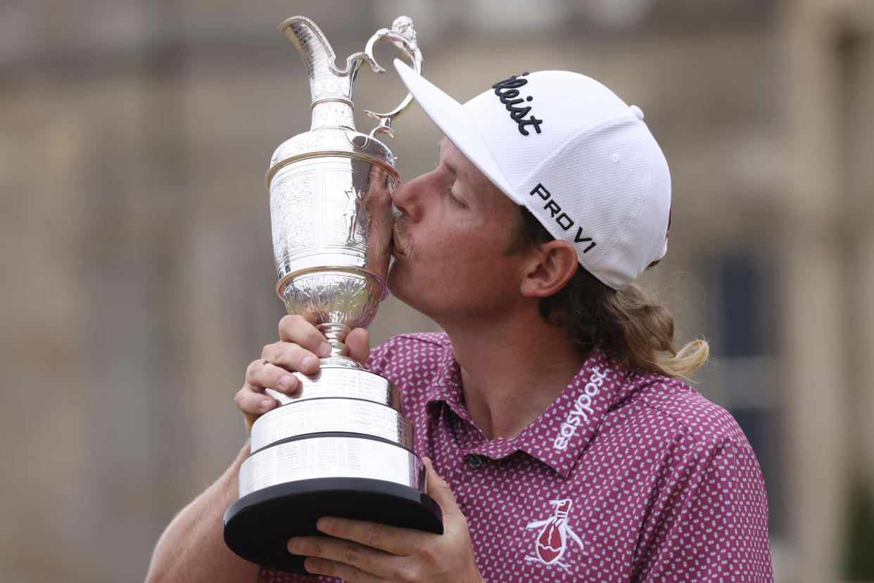 Cameron Smith besa el trofeo de campeón del Abierto Británico en St. Andrews, Escocia, el domingo 17 de julio de 2022. (AP Foto/Peter Morrison)