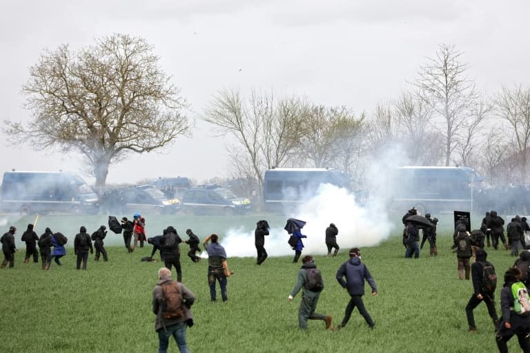 Affrontements entre des forces de l'ordre et des opposants à la construction de 