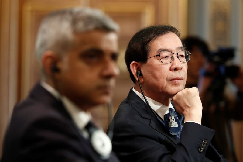 London Mayor Sadiq Khan and Seoul Mayor Park Won-soon attend a meeting on air pollution in Paris