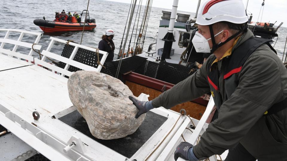 Greenpeace-Aktivisten versenken vom Schiff «Beluga II» große Granitblöcke in der Ostsee.