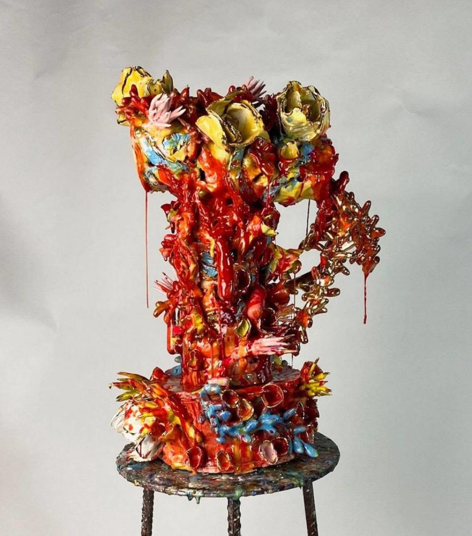 “Urn For Unwanted Limbs and Other Things” (bright red), de Virginia Leonard, 2023. Arcilla, lustre y resina 14” x 13”. Cortesía de Mindy Solomon Gallery.