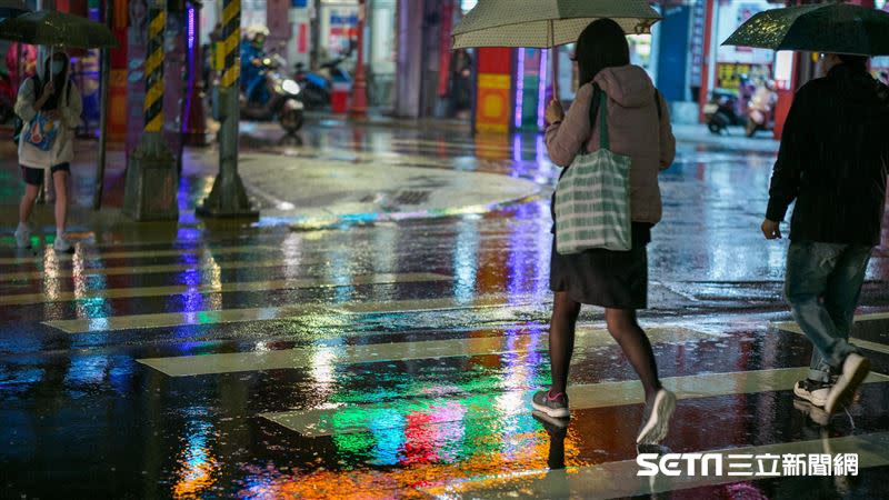 今低層水氣多，大氣很不穩定，有局部陣雨或雷雨。（圖／記者陳弋攝影）