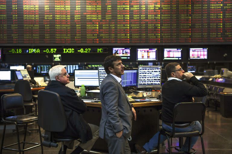 En esta foto de archivo tomada el 18 de junio de 2018, los operadores miran una pantalla en la Bolsa de Comercio de Buenos Aires.