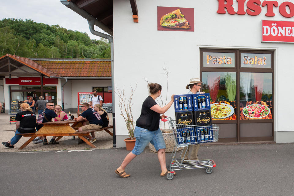 Schnell einkaufen gehen – den Nazis kein Bier übriglassen (Bild: dpa)