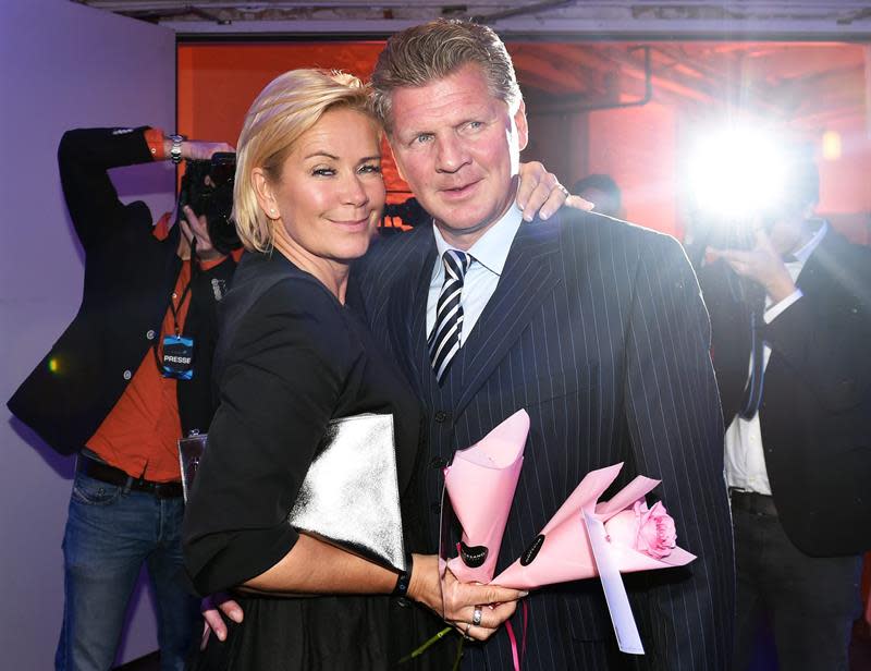 El exjugador alemán de fútbol Stefan Effenberg y la modelo alemana Claudia Effenberg posan durante la sexta ceremonia de entrega de los premios Mira, 29 de enero de 2015, en Berlín (Alemania). EFE/JENS KALAENE