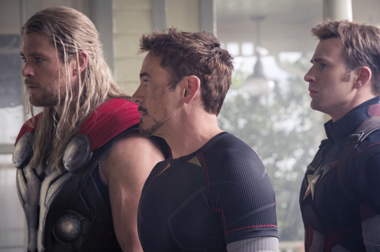 Auch die “Avengers”-Helden Chris Hemsworth, Robert Downey Jr, Chris Evans waren beim Klassenfoto mit von der Partie. (Bild: REX/Shutterstock)