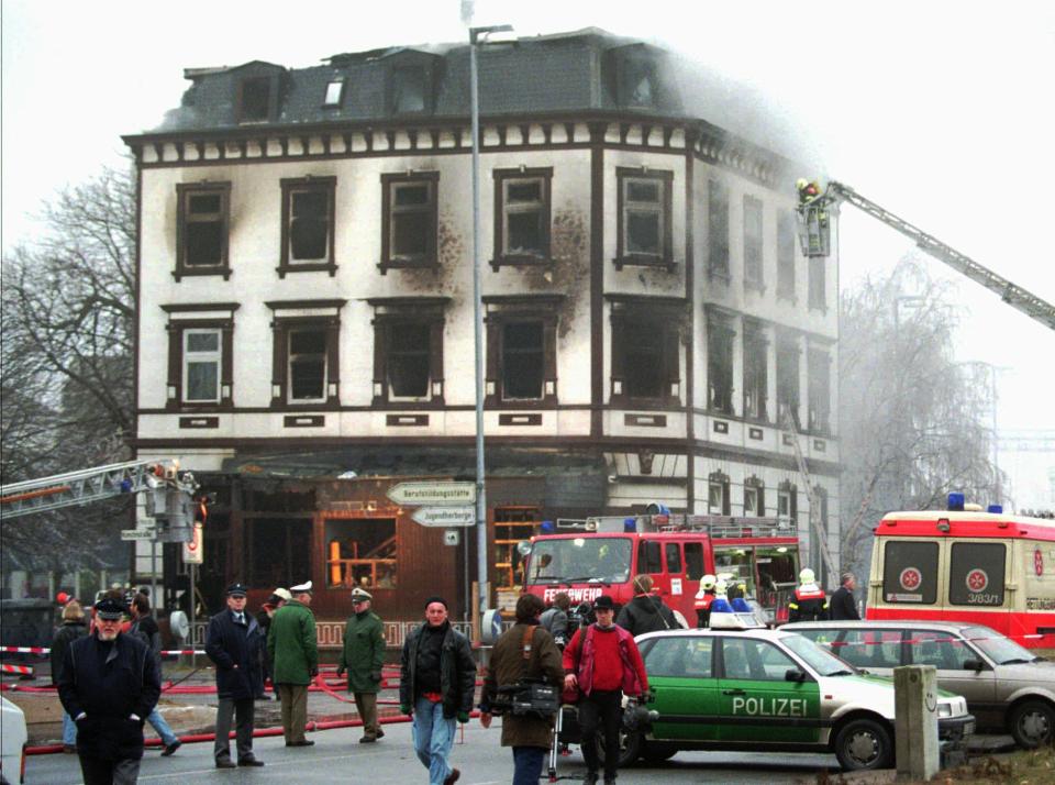 Löscharbeiten nach dem tödlichen Brandanschlag von Lübeck (Bild: AP Photo/Michael Probst)