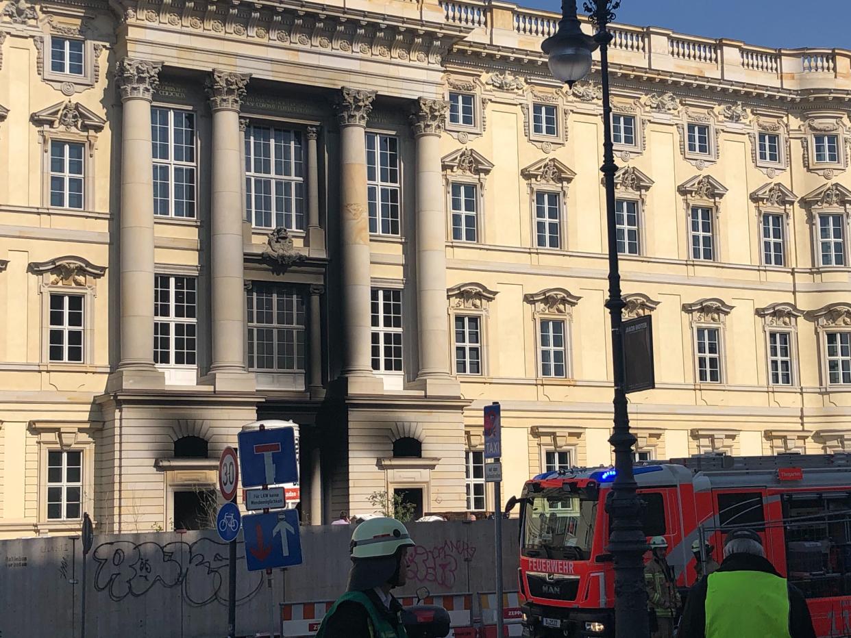 Ein Feuerwehrfahrzeug steht nach dem Brand vor dem Berliner Humboldt Forum (Bild: Christophe Gateau/dpa)