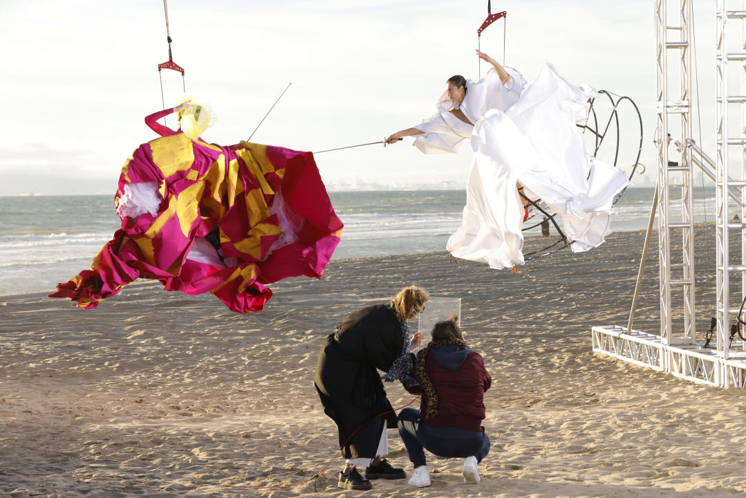 Lea und Grace fechten miteinander (Bild: ProSieben/Sven Doornkaat)