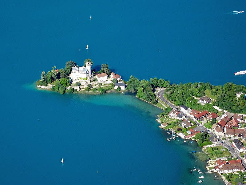 Lago de Annecy, Francia: este lago situado en el corazón de los Alpes franceses ofrece una paz y tranquilidad inigualable. Es lugar preferido de los parisinos para tomar sus vacaciones. Paseos en barco y esquí náutico atraviesan el agua, los ciclistas y excursionistas recorren los senderos naturales, mientras los restaurantes son colmados de visitantes que reposan al aire libre en verano. (Texto: El Universal. Foto: Wikimedia Commons/UlrichPrinz).