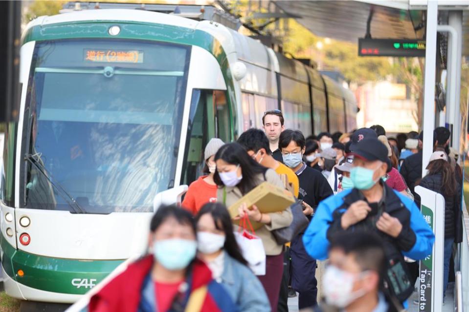 高雄輕軌成圓後帶動人潮，愛河之心站變成運量冠軍。圖／高捷公司提供