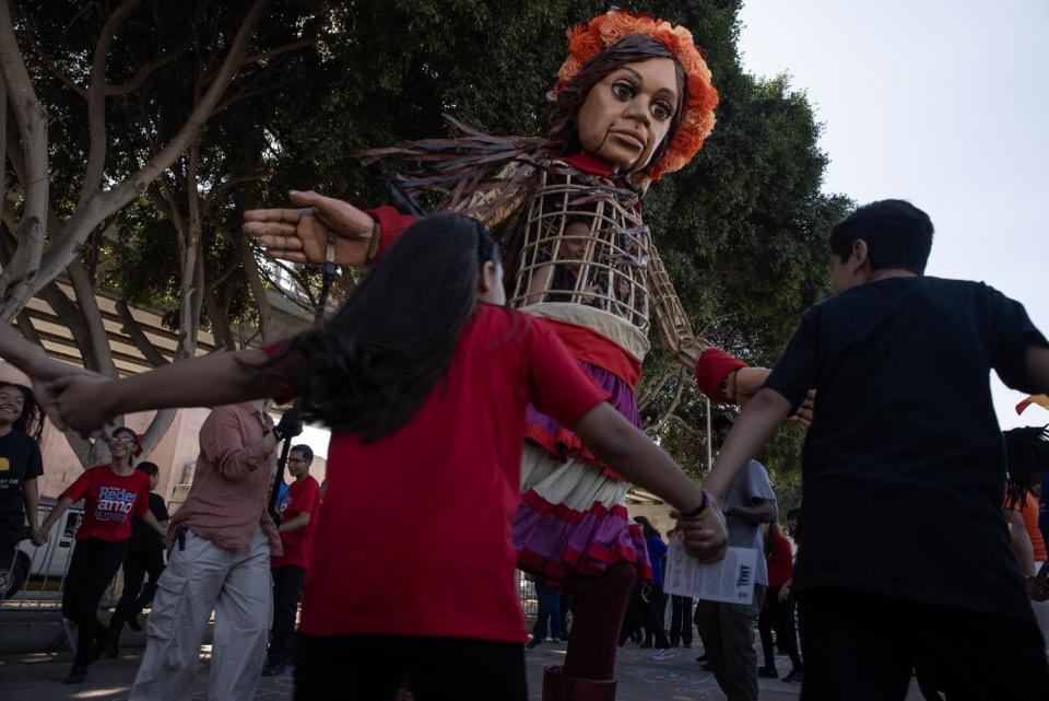 La pequeña Amal, una marioneta gigante