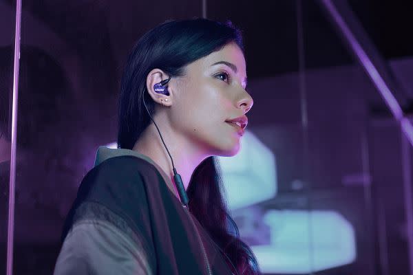 SHURE宣布為旗下經典入耳式耳機SE215推出全新紫色。（圖／品牌提供）