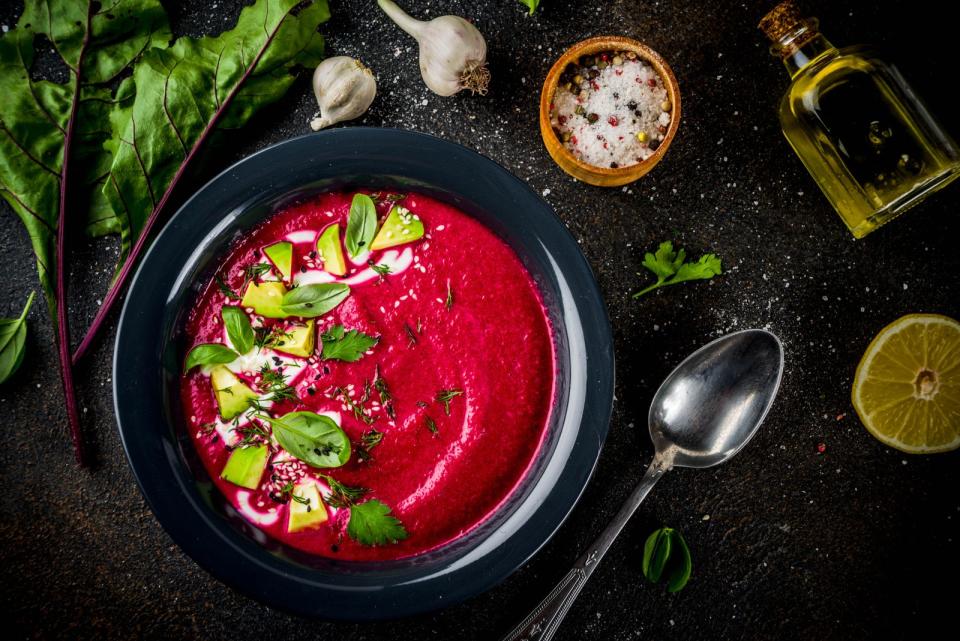 Perfekt für den Winter eignet sich eine Rote-Beete-Suppe - nicht nur, weil sie wärmt, sondern auch, weil das Gemüse im Herbst regional geerntet und eingelagert werden kann. Zusätzliche Konsistenz und mehr Geschmack bekommt die Suppe durch Zwiebeln und Kartoffeln. Ein Augenschmaus ist sie durch ihre intensive rote Farbe obendrein. (Bild: iStock / Rimma_Bondarenko )