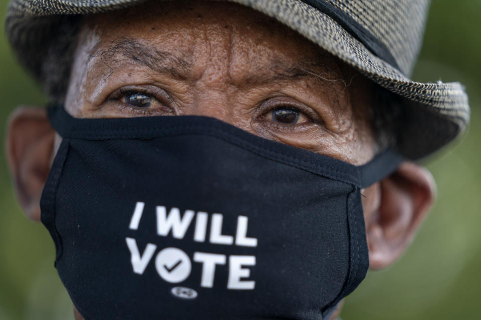 Walter Carter, de 74 años de Woodbridge, Virginia,y quien asistió a la original Marcha en Washington, asiste a la Marcha en Washington del 2020 en el monumento a Lincoln en Washington, el viernes 28 de agosto de 2020. (AP Foto/Jacquelyn Martin, Pool)