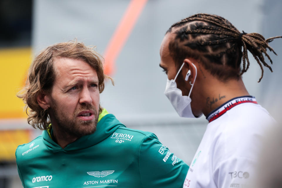 Sebastian Vettel und Lewis Hamilton im Gespräch am Rande des Grand Prix in Spielberg. (Bild: Jakub Porzycki/NurPhoto via Getty Images)