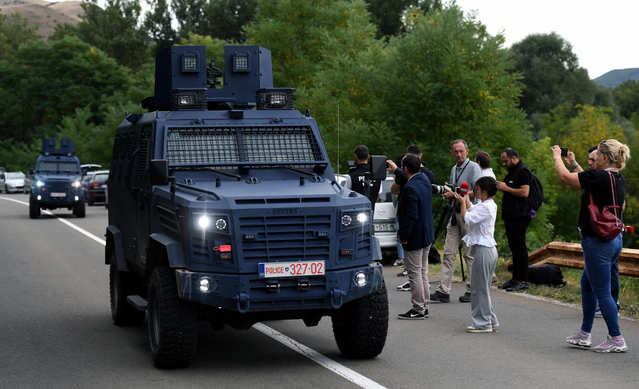 Des véhicules de la police du Kosovo arrivent près de Banjska, où sont retranchés 30 hommes armés, le 24 septembre 2024 