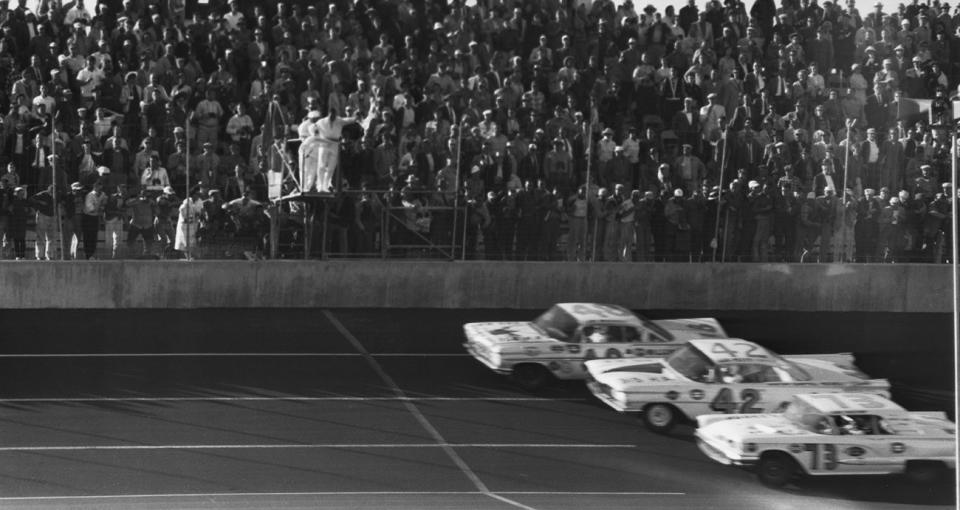 A three-wide photo of the 1959 Daytona 500 finish