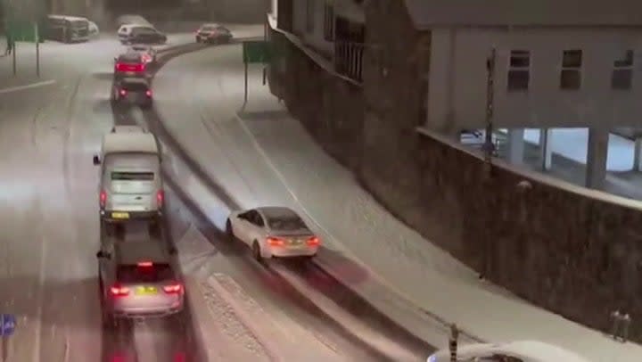 Cumbria snow: Cars abandoned and roads bottlenecked as police declare major incident. (@nigeltomo)