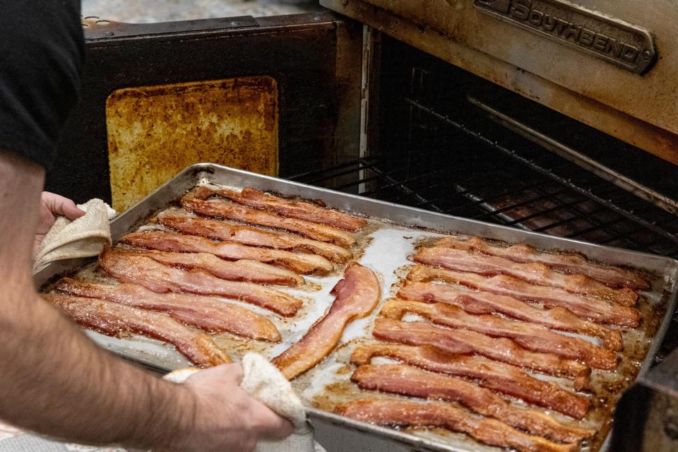 En kock på TRReligion Pancake & Steakhouse lagar bacon torsdagen den 25 januari 2024 i Orem.  |  Marielle Scott, Deseret News