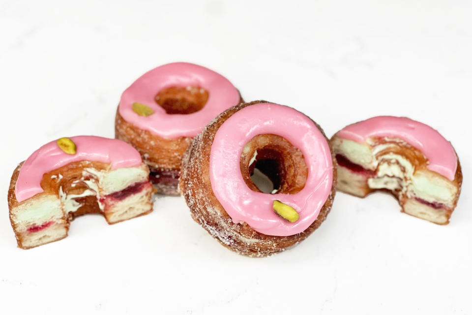 Cronut por combinación de cuernito y dona, glaseada y rellena de mermelada o jalea