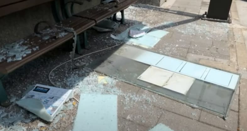 公車亭上的玻璃突然爆裂。（圖／東森新聞）