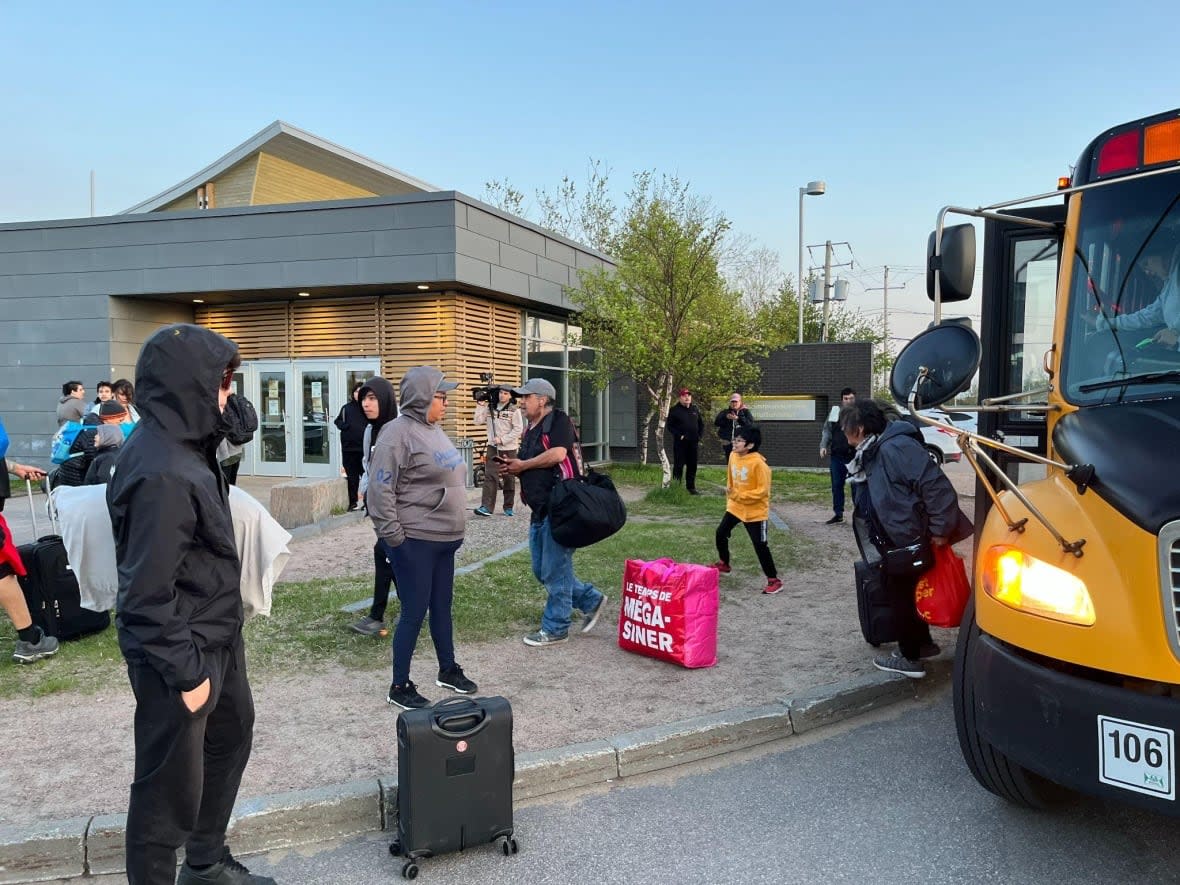 Evacuees arrived in Pessamit on Friday evening after Uashat mak Mani-utenam announced a state of emergency. (Camille Lacroix-Villeneuve/Radio-Canada - image credit)