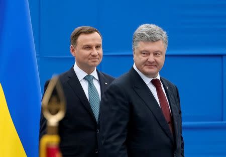 Ukrainian President Petro Poroshenko (R) and Polish President Andrzej Duda attend Ukraine's Independence Day military parade in central Kiev, Ukraine August 24, 2016. REUTERS/Gleb Garanich