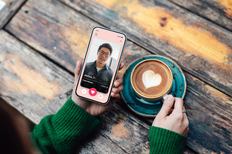 Woman looking for date on mobile app on smartphone.  (Photo: Getty Images)