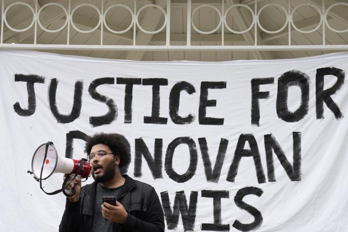 Ramon Obey II s'adresse à une foule de plus de 100 personnes qui se sont rassemblées samedi à Goodale Park à Columbus pour la manifestation et la marche de Justice for Donovan Lewis.