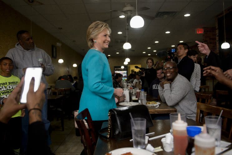 Hillary Clinton visits with customers at the Cedar Park Cafe in Philadelphia. (Photo: Brendan Smialowski/AFP)