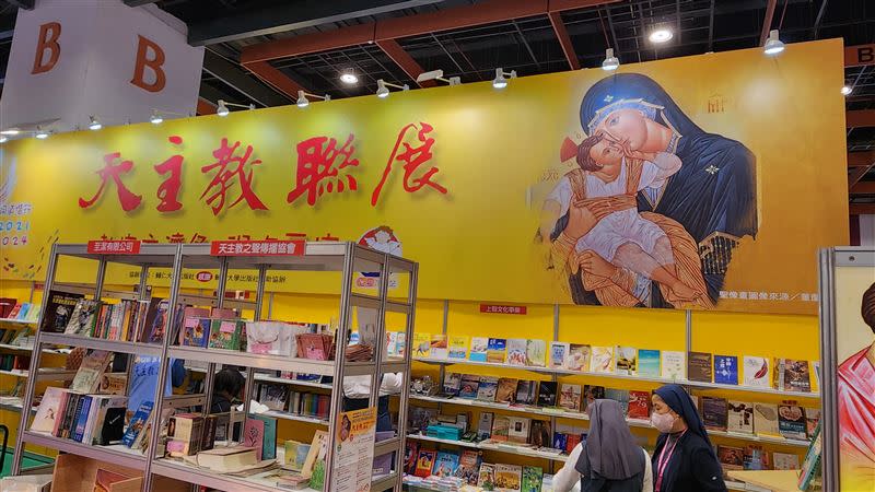 2024台北國際書展比年多出3成，後續人潮因假期更多。「愛看書的人是幸福的、更好的」。（圖／記者鍾志鵬攝影）