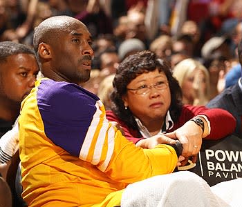 Judy Seto, the Lakers' director of physical therapy, massaged Bryant's injured wrist during the team's 100-91 loss to the Kings in Sacramento