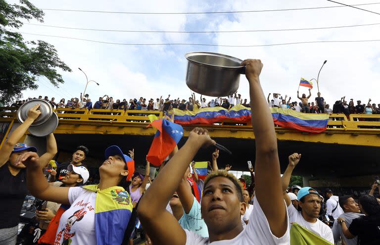 Un hombre golpea una olla durante una protesta contra el gobierno del presidente venezolano Nicolás Maduro en Valencia, estado de Carabobo, Venezuela, el 29 de julio de 2024, un día después de las elecciones presidenciales venezolanas.