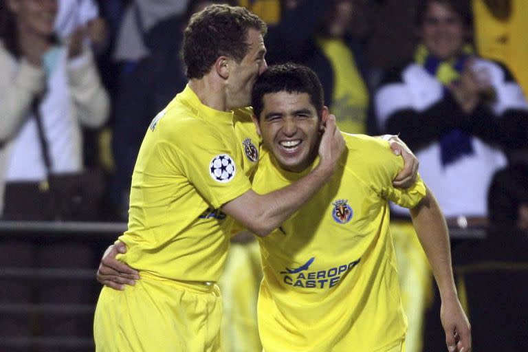 Compañeros en Boca, compañeros en Villarreal; campeones de América... y protagonistas de una semifinal de Champions increíble contra Arsenal, en 2006; al 'Vasco' lo sorprendió la tarea dirigencial de Riquelme 