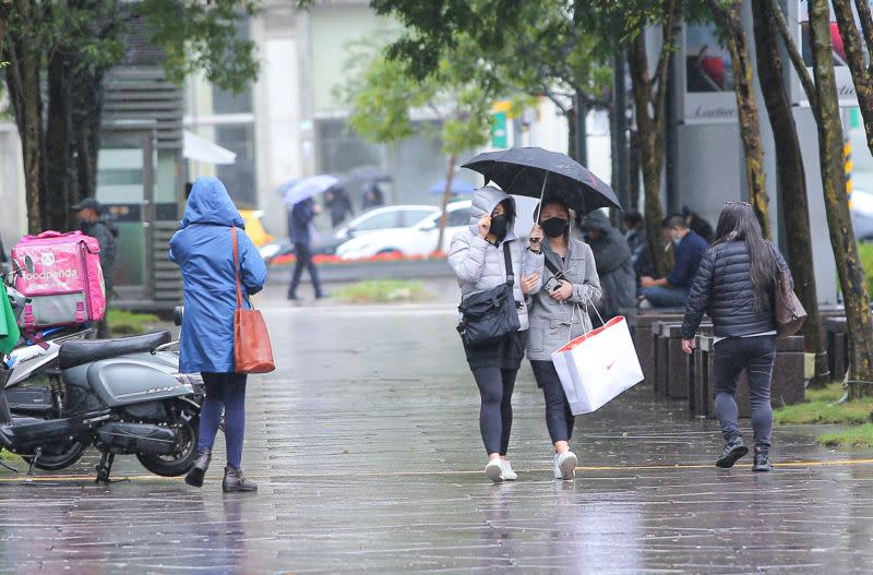 ▲中央氣象局提醒，明（29）日南方低壓環流雲系的雲比較少水氣多，雨勢比今天更明顯，尤其是花東以及恆春半島。（圖／記者葉政勳攝）