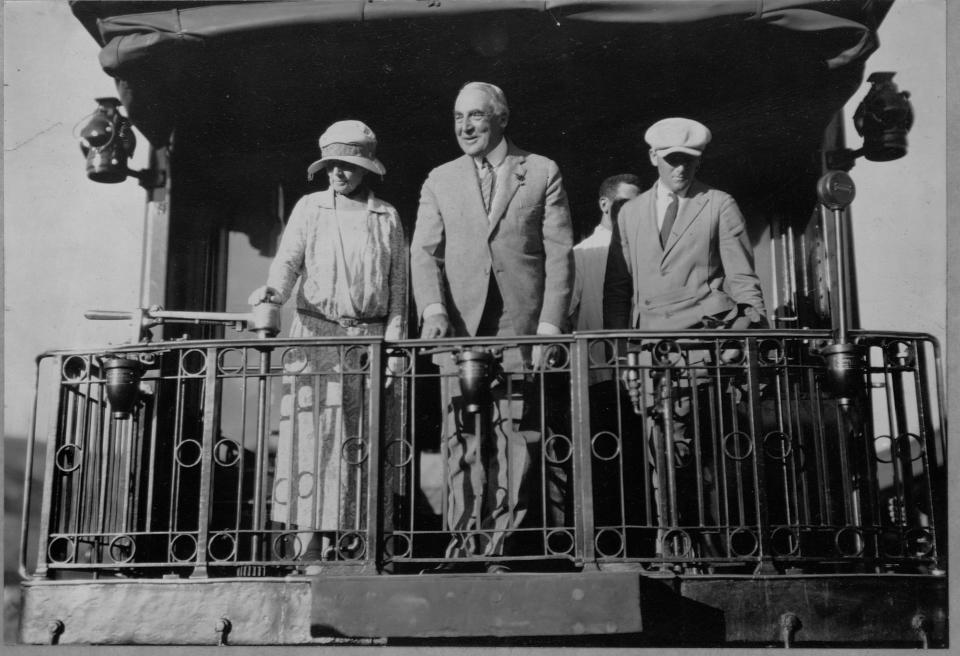 Foto del presidente Warren G. Harding y la primera dama Florence Harding en el tren que los llevó a Alaska en el fatídico viaje durante el cual falleció en 1923. (Photo by Library of Congress/Corbis/VCG via Getty Images)