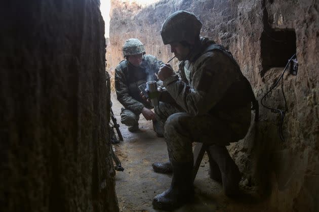 epa09619099 Ukrainian servicemen have a rest in a trench on a front line near the Svetlodarsk, not far from pro-Russian militants controlled city of Horlivka, Donetsk area, Ukraine, 03 December 2021. Ukrainian officials said Russia has amassed more than 90,000 troops along the Ukraine-Russian border but Moscow denies it is preparing an attack on Ukraine. US Secretary of State Blinken warned about serious consequences in case if Russia will start the conflict with Ukraine during Organization for Security and Co-operation in Europe (OSCE) foreign ministers meeting in Stockholm on 02 December 2021.  EPA/ANATOLII STEPANOV (Photo: ANATOLII STEPANOVEPA)