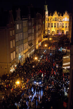 People take part in a procession following the coffin of Pawel Adamowicz, Gdansk mayor who died after being stabbed at a charity event, in Gdansk, Poland January 18, 2019. Agencja Gazeta/Kamil Gozdan via REUTERS