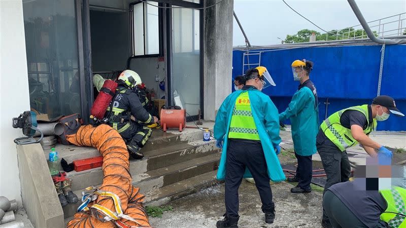 ▲台中市大甲區幼獅工業區驚傳工安意外，今（21）日上午污水處理廠在處理工業區廢水時，疑似因逆止閥損壞造成沼氣回灌，2位男子吸入沼氣後昏迷送醫。（圖／翻攝畫面）