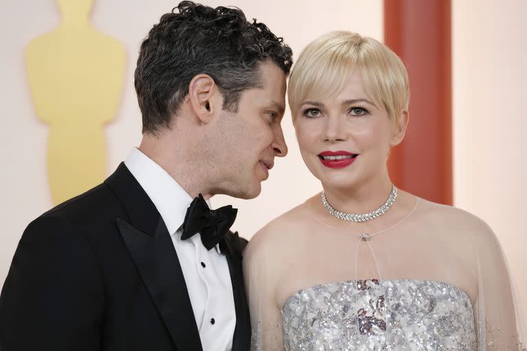 ¿Secretos en reunión? La nominada Michelle Williams escucha con atención a su pareja, el director de teatro Thomas Kail