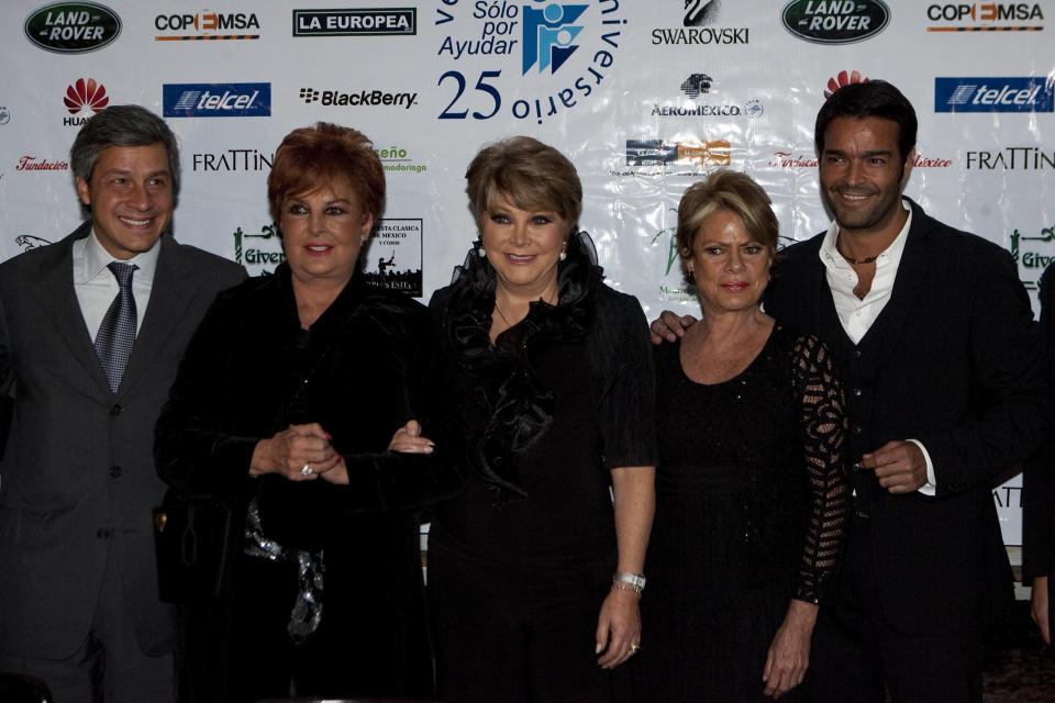 MEXICO CITY, MEXICO - OCTOBER 14:  Claudio Gonzalez (L), Talina Fernandez, Lolita Ayala and Pablo Montero (R)  attend a press conference on the 25 years of the charity foundation Solo Por Ayudar at Bosque de Chapultepec on October 14, 2010 in Mexico City, Mexico. (Photo by Alejandro Godinez/Clasos.com/LatinContent via Getty Images)