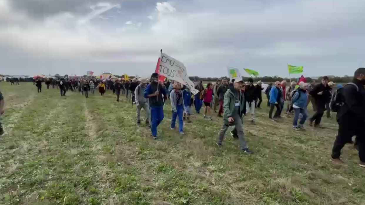 Les manifestants contre le projet de bassine à Sainte-Soline démarrent leur marche pour rejoindre les grilles du chantier ce samedi 29 octobre.