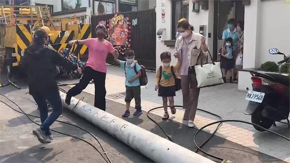 屏東女開車頭暈撞電桿　整條街停電！附近幼兒園被迫停課