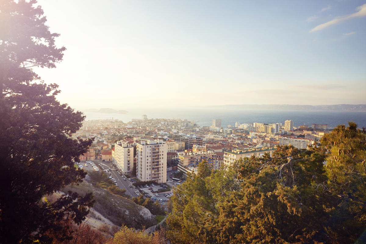 Marseille: Armed, he accidentally shoots his genitals