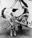 Amelia Earhart baja de su avión con la ayuda de su marido, George Palmer Putnam, tras completar un vuelo transcontinental a la costa oeste, en el Aeropuerto Metropolitano de Newark, Nueva Jersey, el 22 de junio de 1931. (Foto AP)