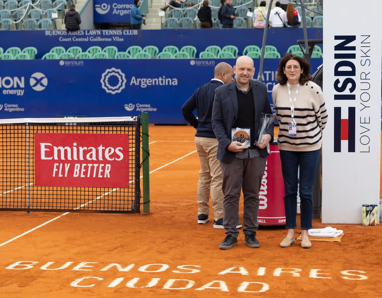 Torok luce ambas distinciones junto a Stephanie Natal, la representante de medios enviada a los torneos de Córdoba y Buenos Aires, en la cancha central del Buenos Aires Lawn Tennis Club.