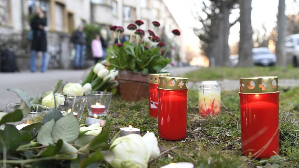 Blumen und Kerzen stehen am Tatort, an dem am 21. März 2019 ein Siebenjähriger getötet wurde.