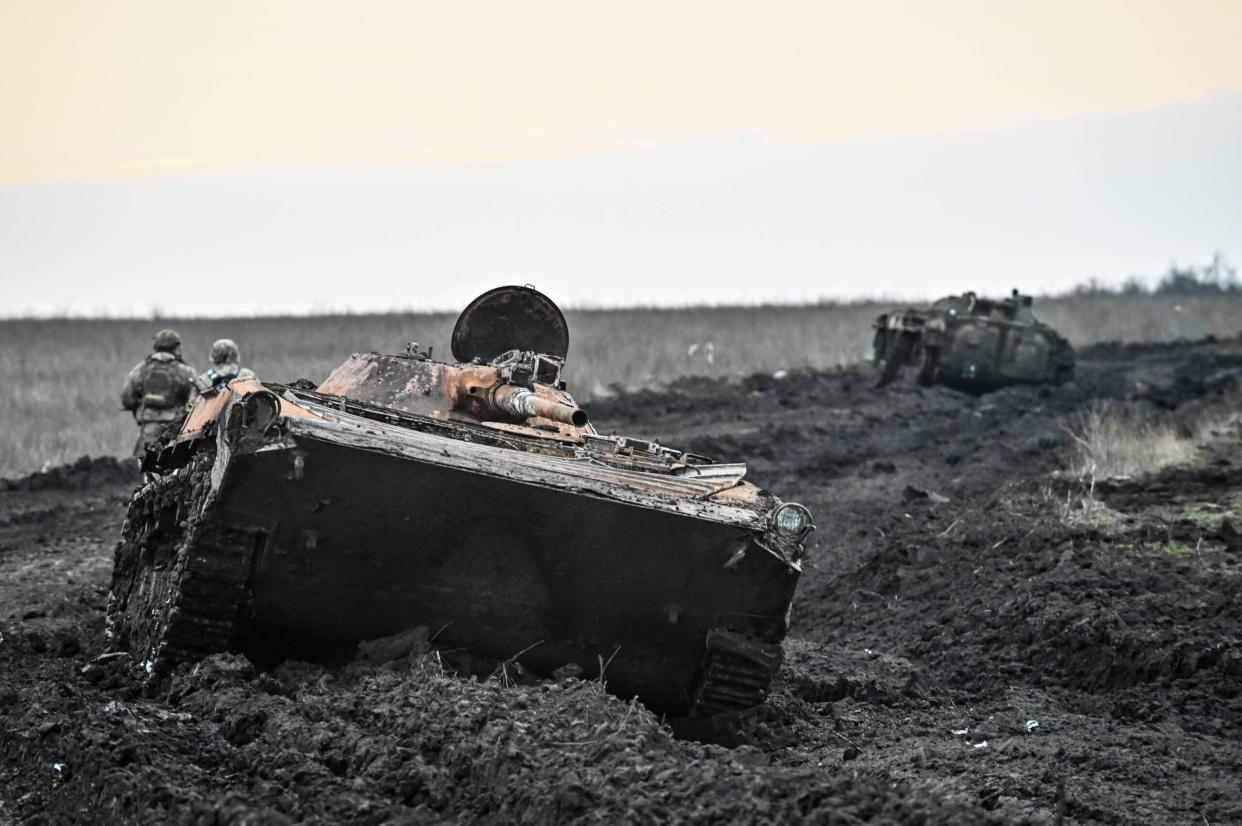 Zerstörte Panzer in der Region um Saporischschja. Russlands Verluste in der Ukraine sind so hoch, dass auch alte Sowjetpanzer eingesetzt werden. - Copyright: picture alliance/Photoshot